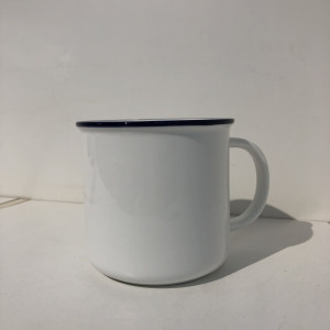 Taza de color blanco 