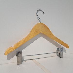 Perchas de madera con pinzas 