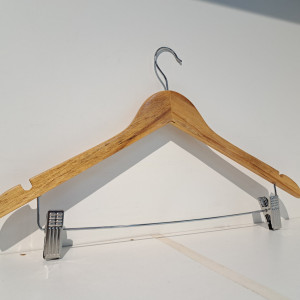 Perchas de madera con pinzas 
