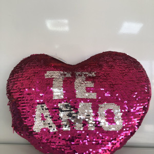 Almohada con forma de corazón 