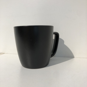 Taza de color negro 