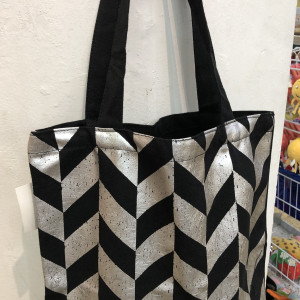 Bolso con líneas 