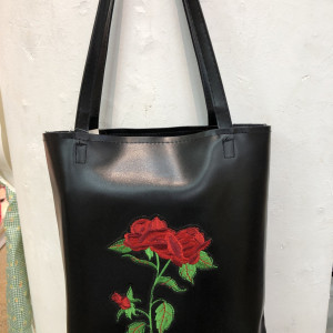 Bolso con diseño de rosa 