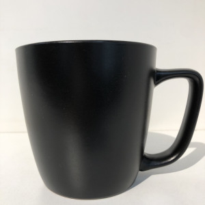 Taza de color negro 