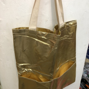 Bolso de color dorado 