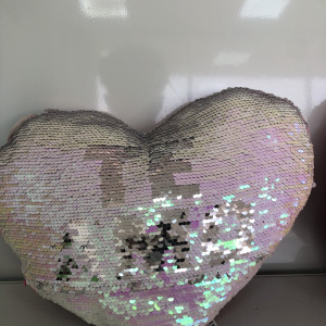 Almohada con forma de corazón 
