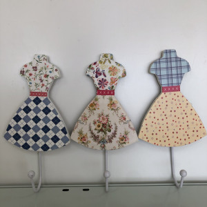 Colgante con diseño de vestidos 