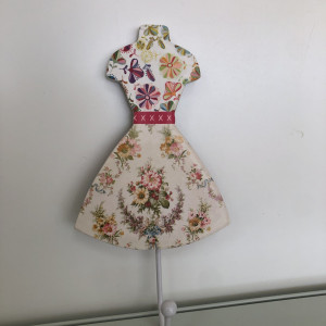 Colgante con diseño de vestidos 