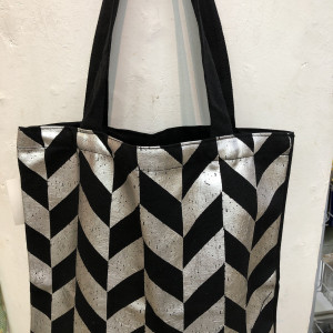 Bolso con líneas 