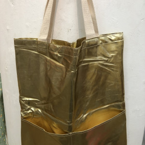 Bolso de color dorado 