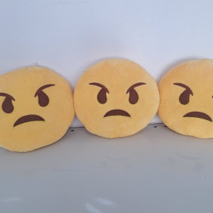 Almohada emoji enojado 