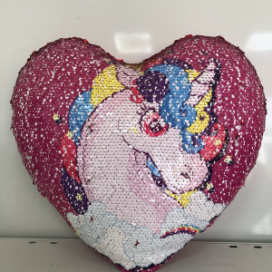 Almohada de lentejuelas reversibles con forma de corazón 