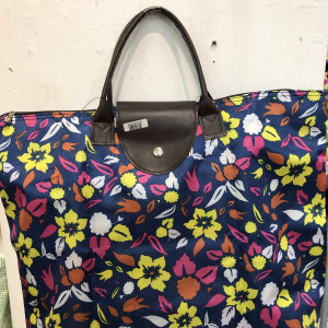 Cartera con diseño floral