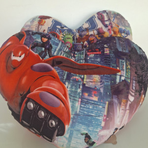Almohada en forma de corazón con diseño