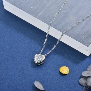 Collar corazón plateado con zirconia