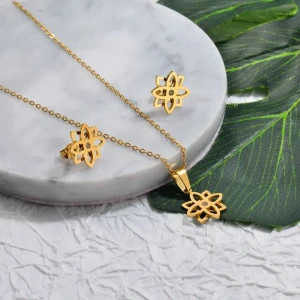 Conjunto dorado flores caladas