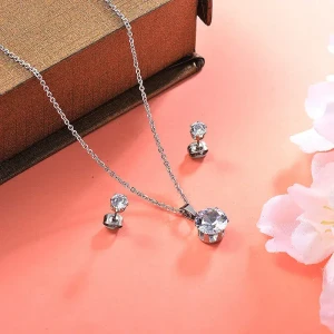 Conjunto plateado con circonias brillantes