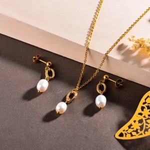 Conjunto dorado con perlas colgantes