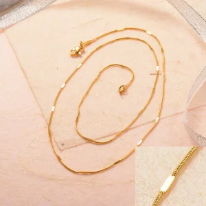 Collar dorado con detalles rectangulares