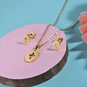 Conjunto dorado con cruces caladas