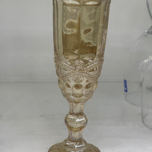 Copa de vidrio fino con color y diseño