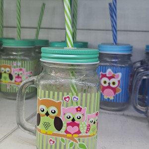 Vasos de vidrio con diseños y pajita 