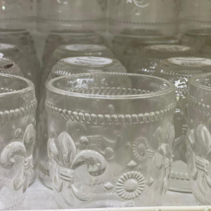 Vaso de vidrio pequeño con diseño