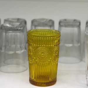 Vaso de vidrio mediano con color y diseño