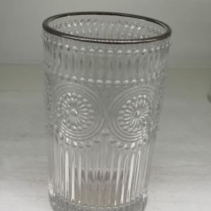 Vaso de vidrio con diseño y borde plateado