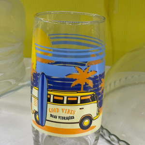 Vaso de vidrio mediano con color y diseño