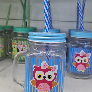 Vasos de vidrio con diseños y pajita 