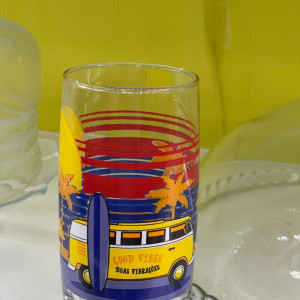 Vaso de vidrio mediano con color y diseño
