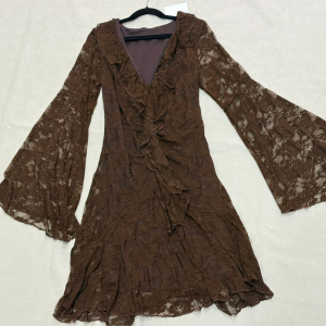 VESTIDO CORTO DE ENCAJE EN TONO CHOCOLATE