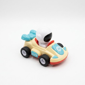 Juguete de coche estilo kart con un astronauta