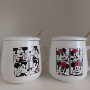 Taza de Cerámica con Tapa y Cuchara Dorada